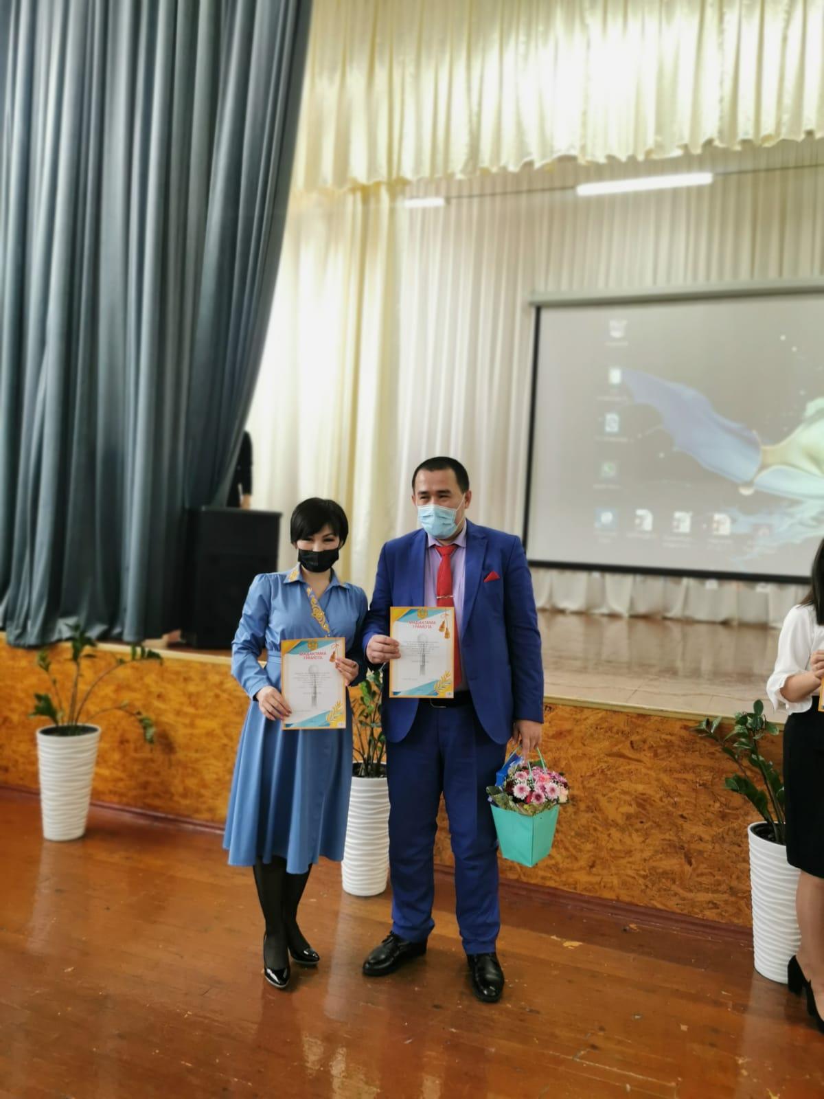 1 место в  конкурсе чтецов среди учителей школ Алмалинского района - "Мы ровесники Независимого Казахстана" заняла учитель казахского языка и литературы нашей гимназии Кыстауова Венера Кабылхановна! Поздравляем и гордимся нашей победительницей!!!