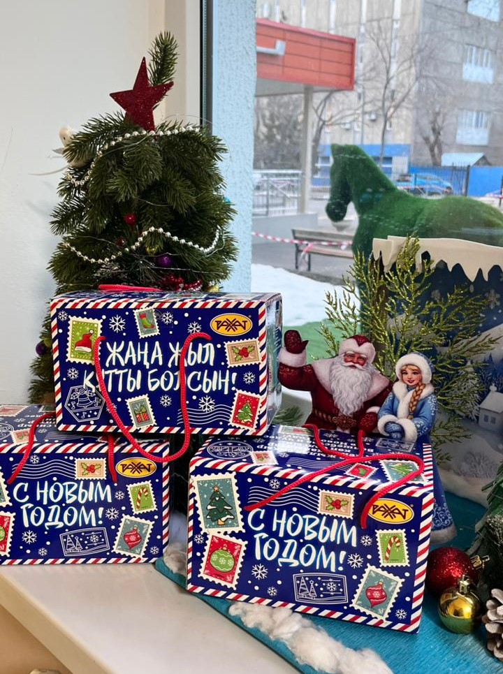 Балаларға жаңа жылдық тәтті сыйлықтар